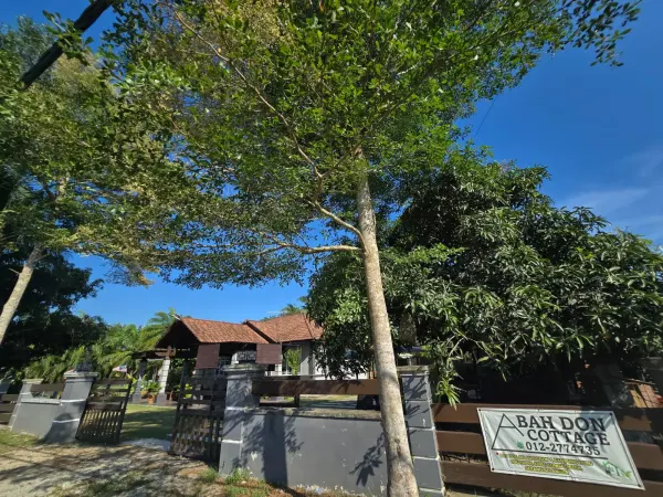 Abah Don Cottage signboard at the entrance